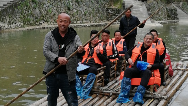 上清溪排工脫貧記清晨的上清溪沐浴在淡淡的霧氣中，遠(yuǎn)處翠綠的山林靜謐而幽美。