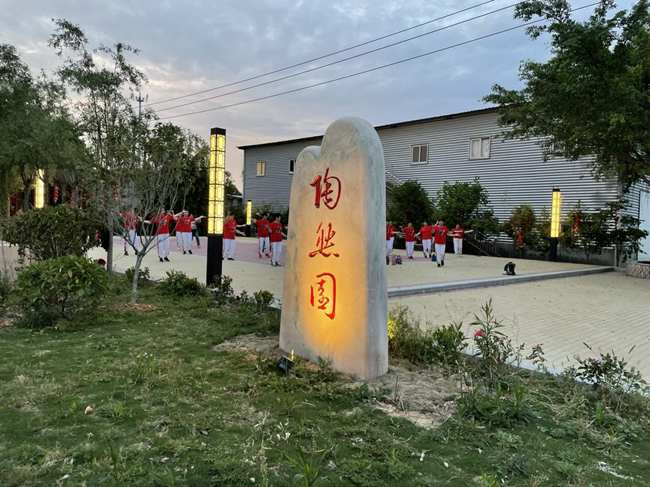 口袋公園陶然園內(nèi)，僑民正跳著廣場(chǎng)舞。福清東閣華僑農(nóng)場(chǎng)供圖