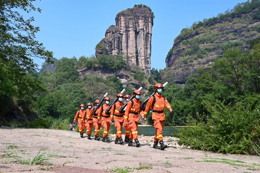 武夷山市森林消防大隊(duì)指戰(zhàn)員們?cè)谟衽寰皡^(qū)開(kāi)展防火專(zhuān)項(xiàng)行動(dòng)。陳昊燊攝