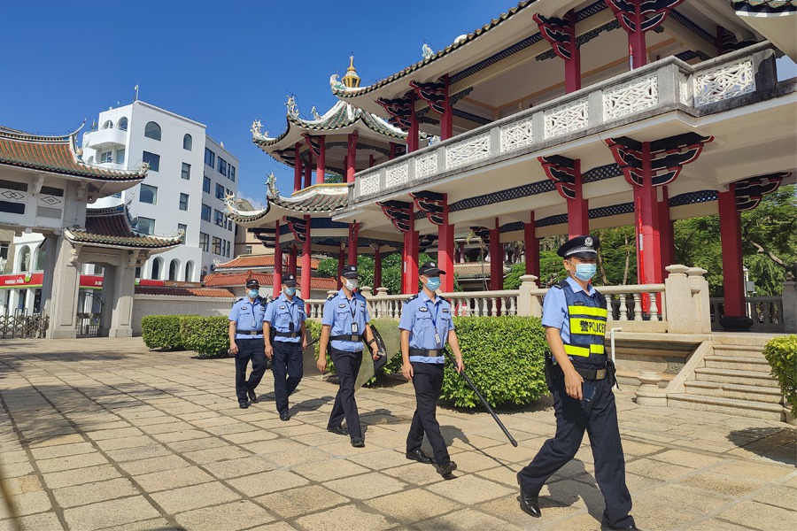 民警輔警在廈門(mén)集美區(qū)龍舟池附近、嘉庚紀(jì)念館及鰲園周邊巡邏。廈門(mén)市公安局集美分局供圖