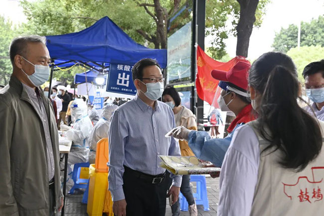 福建省水利廳黨組書記、廳長(zhǎng)劉琳帶隊(duì)到駐地瓊河社區(qū)指導(dǎo)疫情防控工作，慰問奮戰(zhàn)在一線的水利志愿者。福建省水利廳供圖