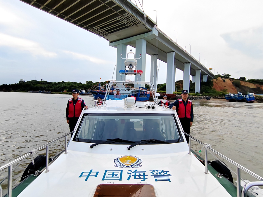 臺(tái)風(fēng)來(lái)臨前夕，漳州海警部門(mén)組織在轄區(qū)海域巡邏。漳州海警局供圖