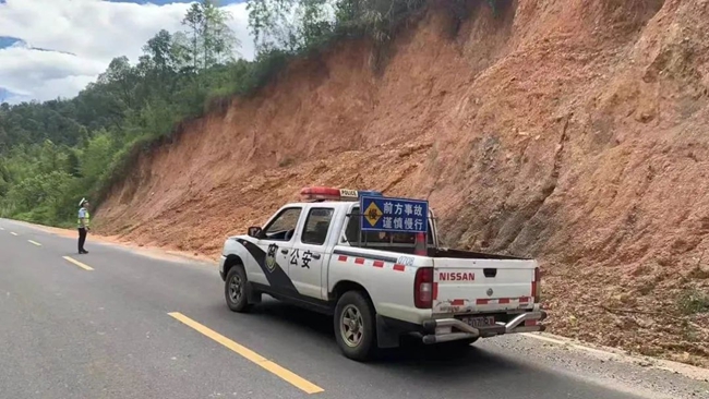 永定大隊(duì)組織民輔警深入轄區(qū)道路，全線排查道路交通安全隱患。