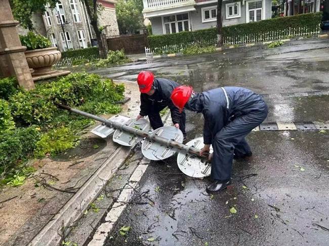 清理路障。豐澤區(qū)融媒體中心供圖