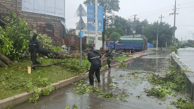 清理路障。豐澤區(qū)融媒體中心供圖