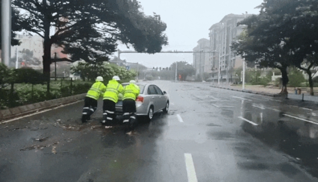 合力推動拋錨的汽車。豐澤區(qū)融媒體中心供圖