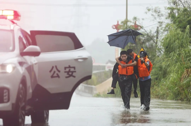 背起受困群眾。福建省公安廳供圖