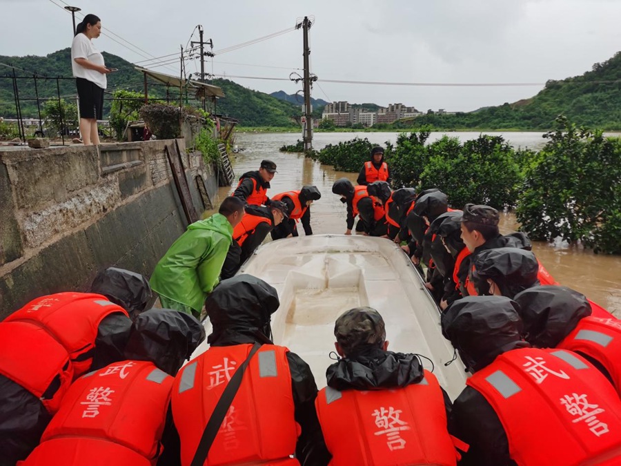 7月29日，福州連江，武警福建總隊(duì)機(jī)動(dòng)支隊(duì)官兵利用沖鋒舟展開救援。黃祖萬攝