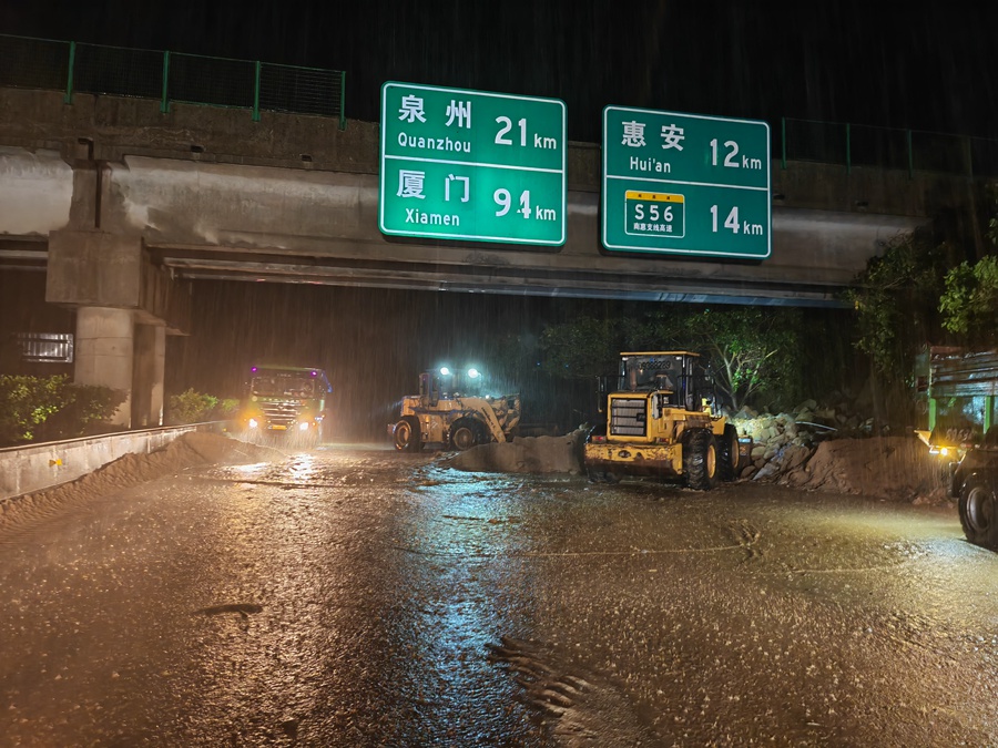 沈海高速泉州路段水毀損失嚴(yán)重，福建高速集團(tuán)在爭(zhēng)分奪秒開展路面清理。福建高速集團(tuán)供圖