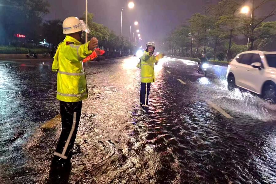 交警部門持續(xù)疏導(dǎo)積水路段交通。福州市公安局交警支隊供圖