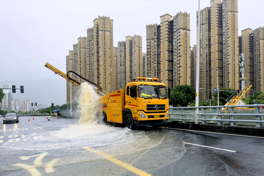 福州市城市排水有限公司工作人員對市區(qū)積水點進(jìn)行排水處置。福州市城市排水有限公司供圖