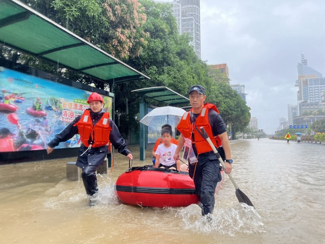 永泰公安民警轉(zhuǎn)移積水路段受困兒童。福州公安供圖