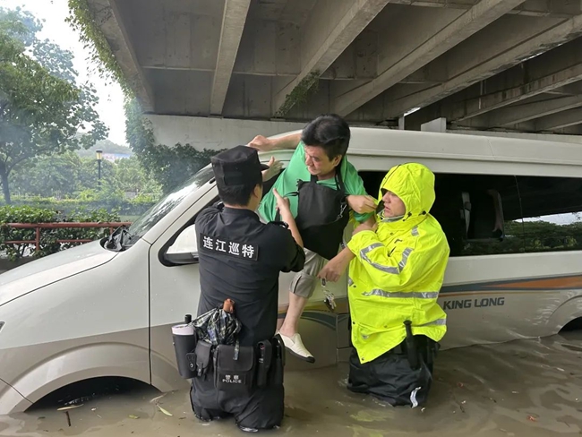 連江巡特警救助車內(nèi)被困群眾。福州公安供圖