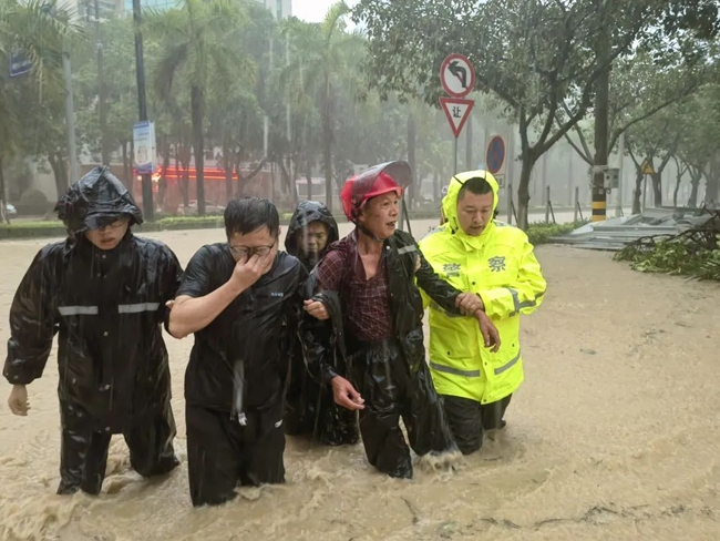 南安柳城派出所民警緊急救援被洪澇沖走的群眾。泉州公安供圖