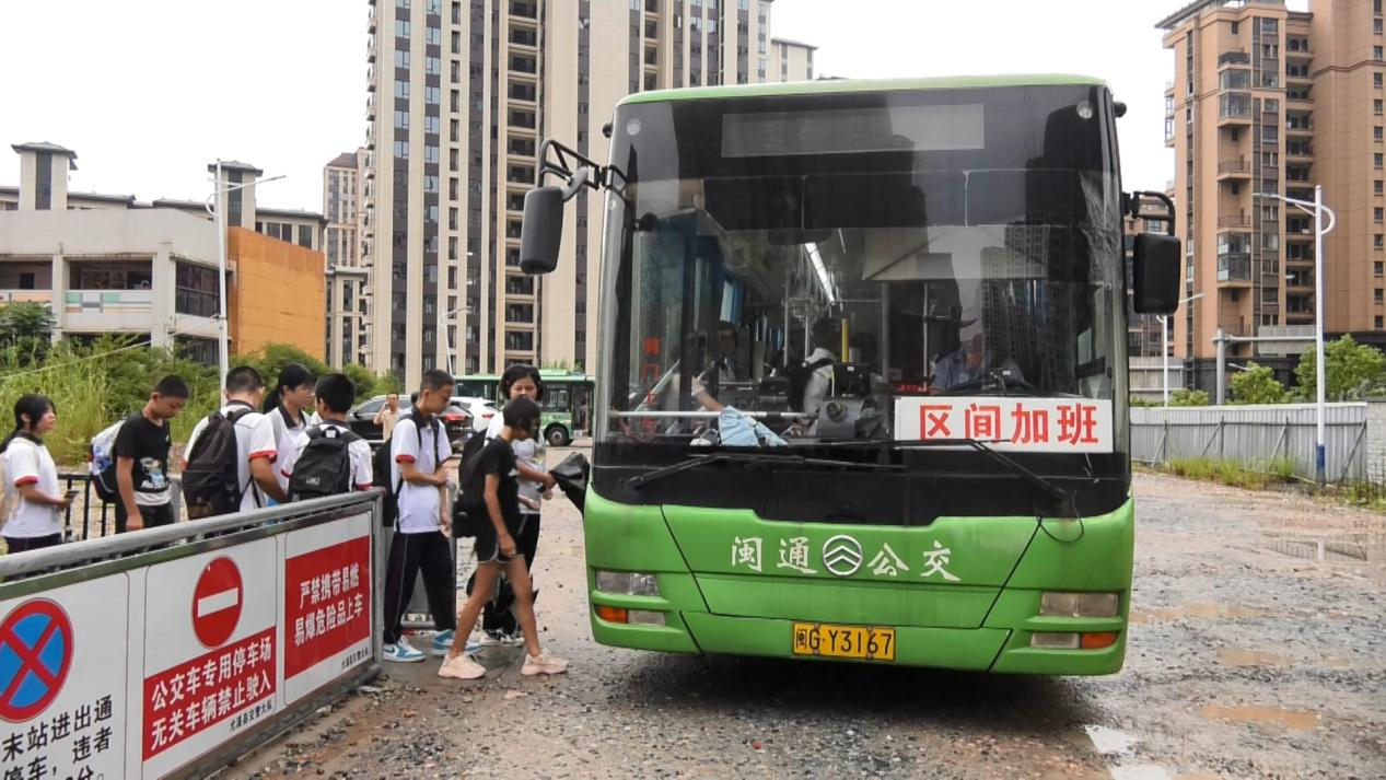 學(xué)生排隊有序上車。藍(lán)景赟攝