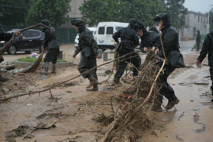 武警福州支隊(duì)官兵正在清理道路垃圾。王正平攝