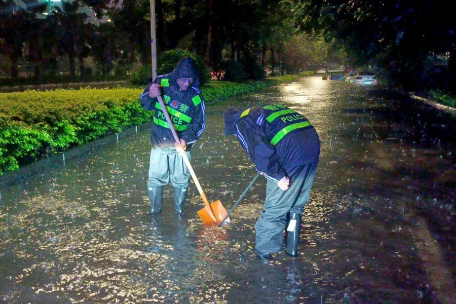 莆田市公安局荔城分局鎮(zhèn)海派出所組織警力對轄區(qū)湄洲花苑積水路段進(jìn)行排水作業(yè)。莆田市公安局供圖