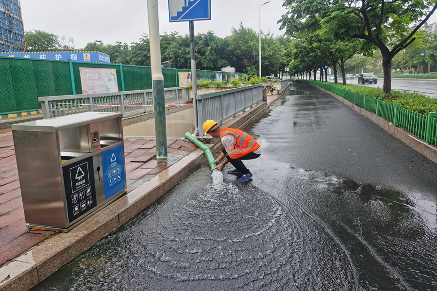 9月6日，福州市政工作人員對積水地下通道進(jìn)行排水。福州市市政中心供圖