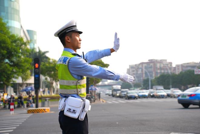 交警疏導(dǎo)道路交通。廈門市公安局交警支隊(duì)供圖