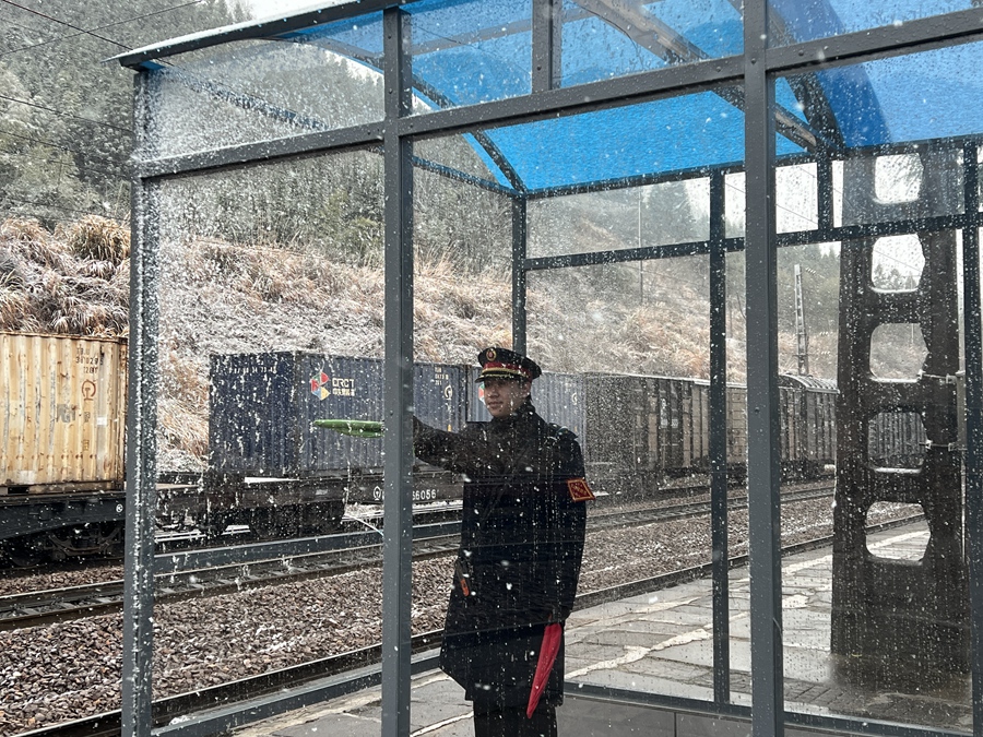 1月22日，在南平園岱站，助理值班員正在接發(fā)列車。張釗攝