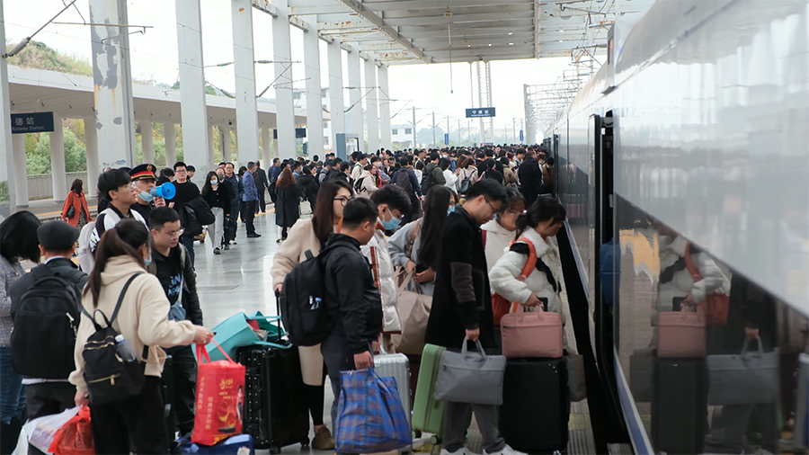 南鐵福建寧德站，旅客有序乘車。劉莉攝