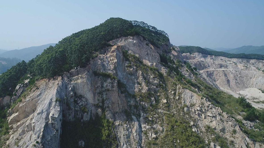 漳州臺(tái)商投資區(qū)獅山-周福廢棄礦山修復(fù)前，巖層裸露。漳州臺(tái)商投資區(qū)自然資源局供圖