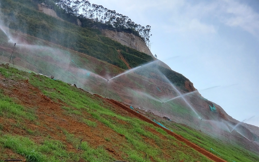 獅山-周福廢棄礦山邊坡綠化主要采用噴播植草，從而提高植被存活率、覆蓋率。漳州臺商投資區(qū)自然資源局供圖