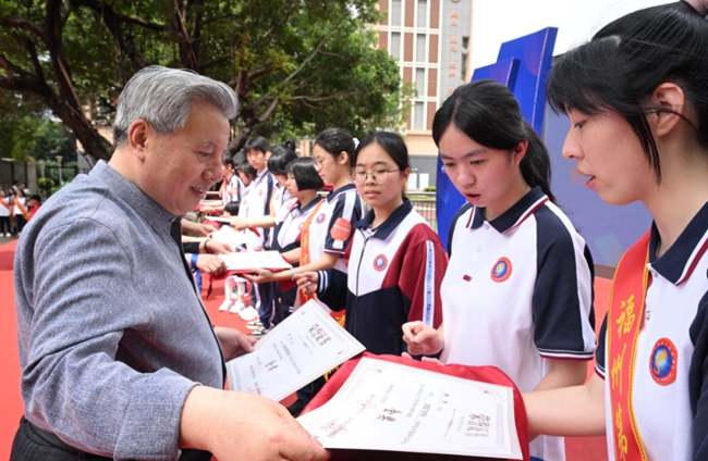 中央美術(shù)學(xué)院附屬實(shí)驗(yàn)學(xué)校姜源校長(zhǎng)給福州第十五中學(xué)獲獎(jiǎng)學(xué)生頒獎(jiǎng)。