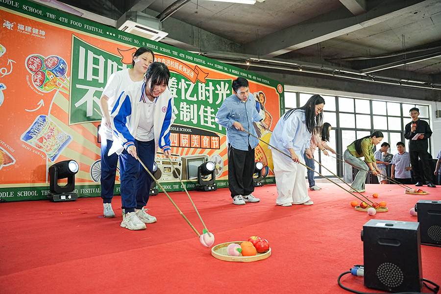 憶苦思甜趣味游戲環(huán)節(jié)?；顒又鬓k方供圖