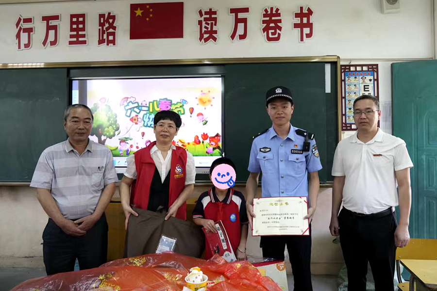 派出所民警給小翁同學頒發(fā)“反詐小衛(wèi)士”榮譽證書。莆田市公安局秀嶼分局供圖