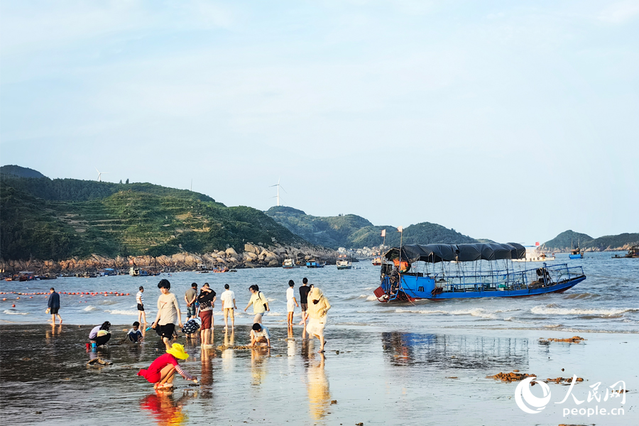 位于寧德市霞浦縣長(zhǎng)春鎮(zhèn)的大京沙灘上，游人如織。人民網(wǎng) 葉青卿攝