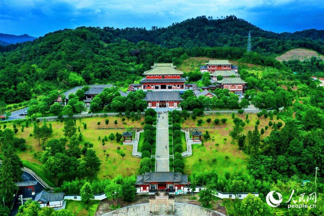 風(fēng)景宜人的考亭書院，是武夷山國家公園1號風(fēng)景道上的重要打卡點(diǎn)之一，由曾在南平生活、著書、講學(xué)近50年的南宋著名理學(xué)家朱熹創(chuàng)辦。人民網(wǎng) 李唯一攝