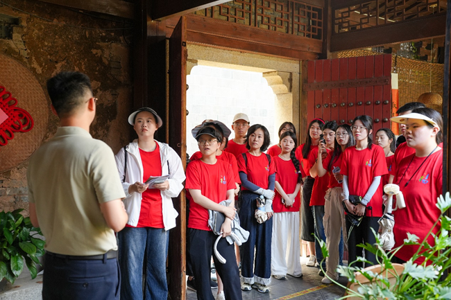 實踐隊師生實地調(diào)研老舊小區(qū)曲巷創(chuàng)造性的改造成效。