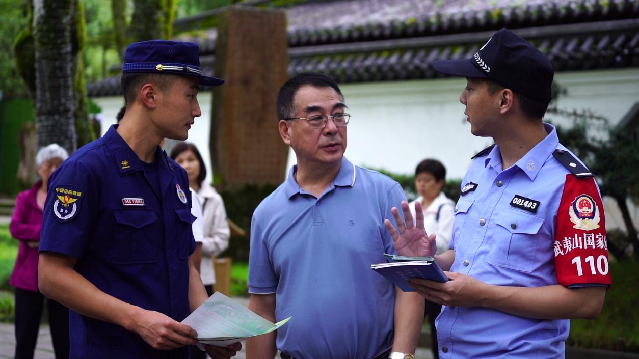 6月3日，分局民警和森林消防員在武夷山景區(qū)聯(lián)合開展森林防火宣傳。