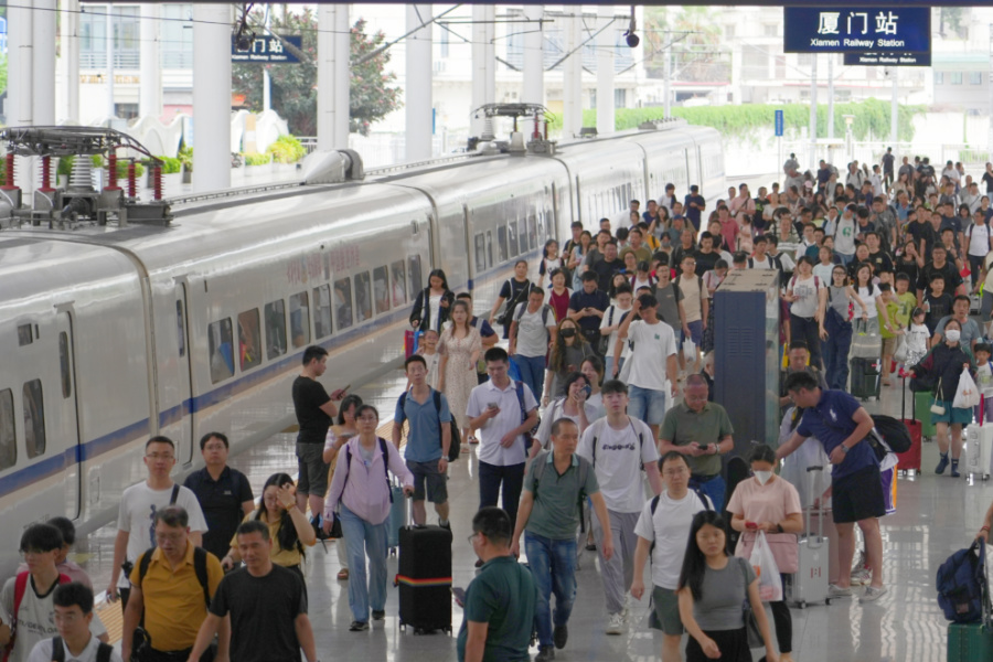 今年7月26日，乘動(dòng)車到達(dá)廈門的旅客正有序出站。安昕宇攝