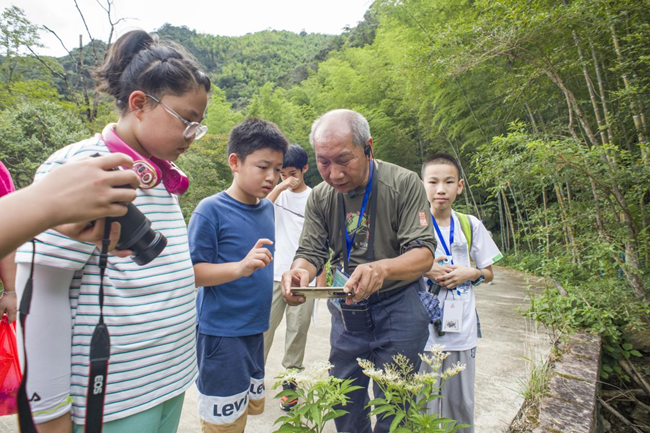 走近自然，實(shí)地考察。主辦方供圖