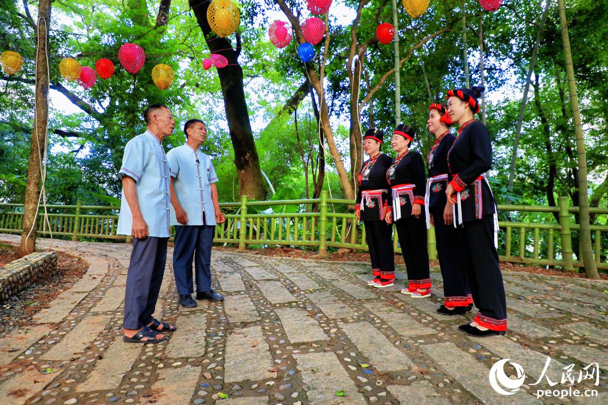 村民們演唱畬族“雙音”。人民網(wǎng) 李唯一攝