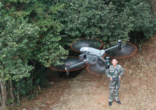 福建林業(yè)部門著力構建“天空地”立體感知體系，提升林業(yè)現(xiàn)代化水平。圖為君子峰國家級自然保護區(qū)工作人員開展無人機巡護作業(yè)。 黃海攝