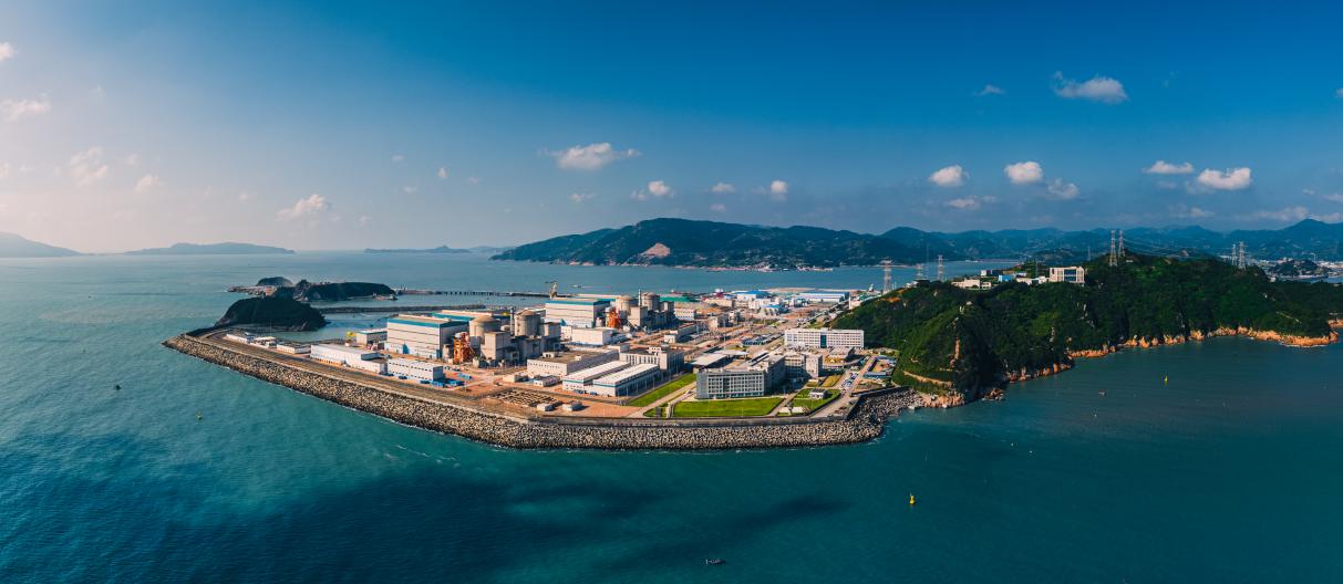 “大國(guó)重器”依山傍水，“硬核”畫(huà)卷鋪展于山海之間。福建寧德核電有限公司供圖