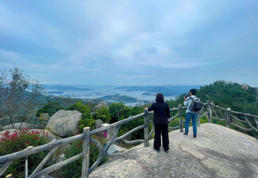 游客欣賞霞浦縣下滸鎮(zhèn)四斗村上鳳門垅自然村風景。朱靈塬攝