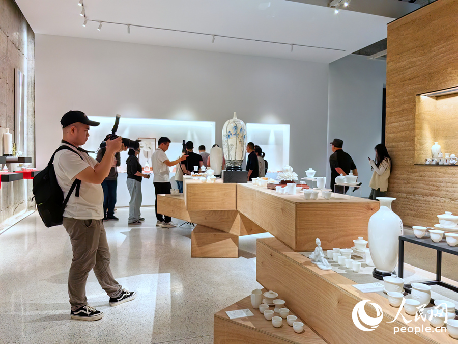 在德化縣的一處陶瓷藝術(shù)館里，各種家居日用瓷器凸顯德化白瓷特色。人民網(wǎng) 蘇海森攝