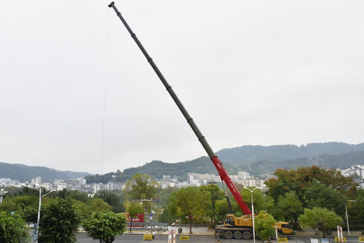 正在吊運無障礙設施組建。吳振湖攝