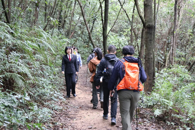 青年干警重走茶馬古道與登山愛好者相逢。安溪法院供圖