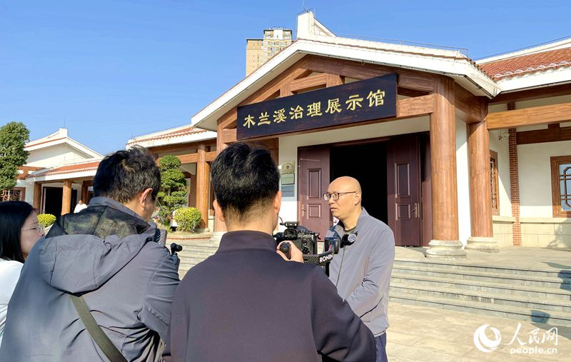 選手們在木蘭溪治理展示館采訪。人民網 劉寶琴攝