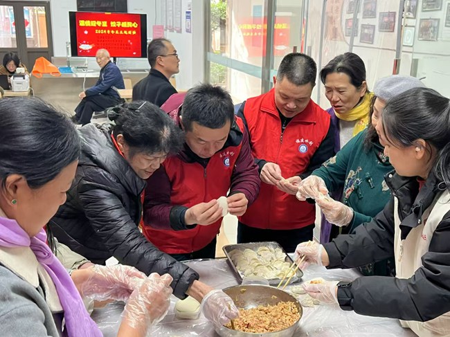 大家分工協(xié)作包餃子。