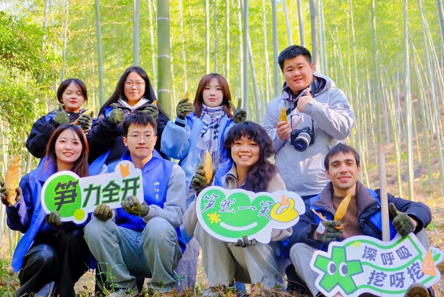 高校學(xué)子體驗(yàn)挖筍。武夷山市委宣傳部供圖