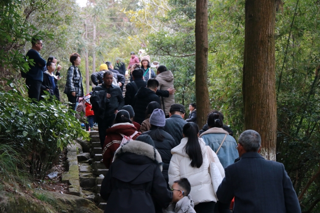 爬山棧道游客絡繹不絕。太姥山景區(qū)供圖