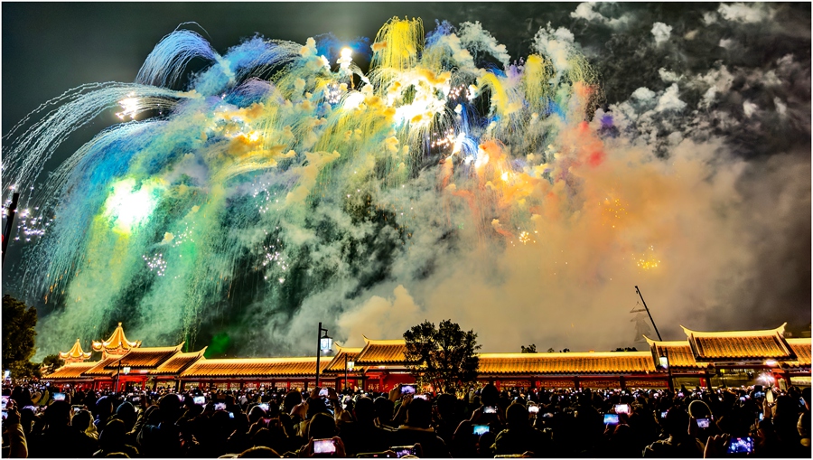 七彩祥云煙花。陳峻峰攝