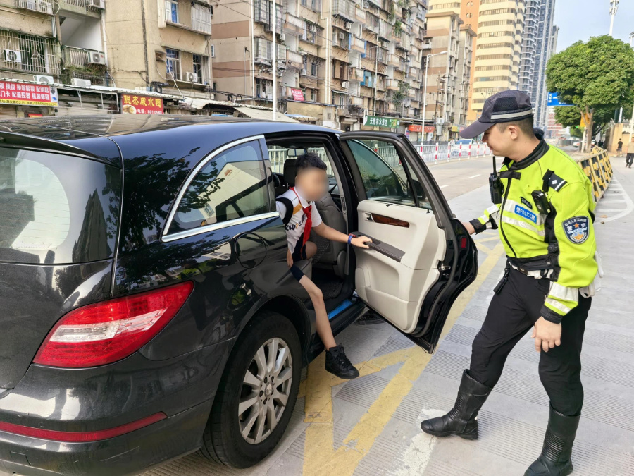 組織義務(wù)交警在重點時段和重點路段進行護學(xué)保障。廈門交警供圖