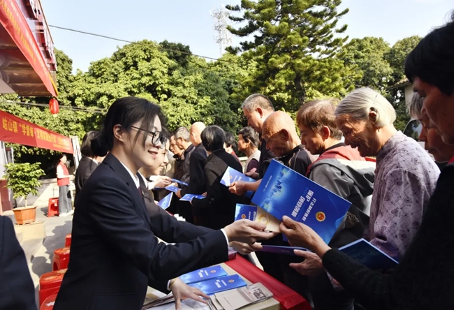 分發(fā)普法宣傳手冊